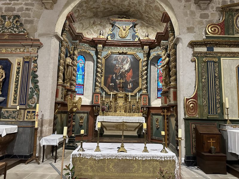 Chœur et maître-autel baroque