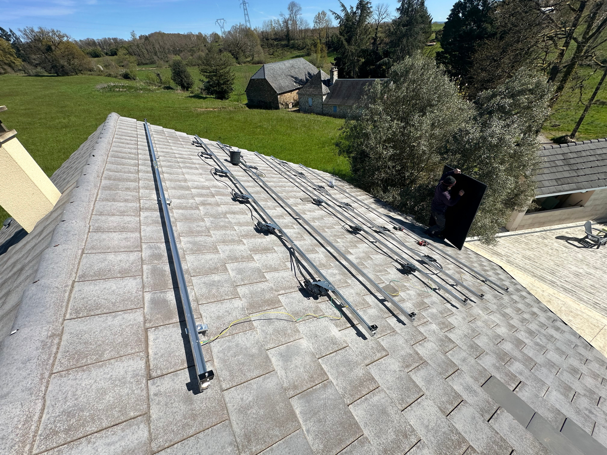 Pose des rails et préparation de la toiture photovoltaïque