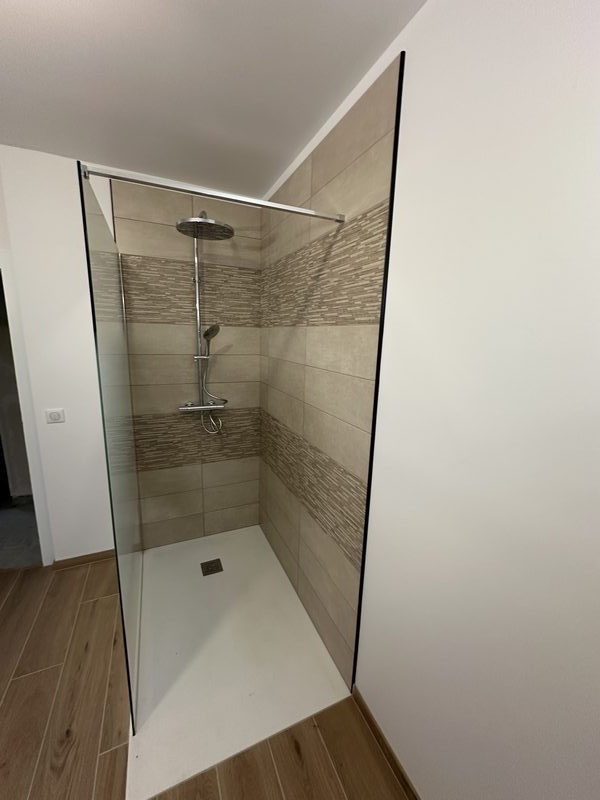 Douche à l'italienne avec paroi vitrée