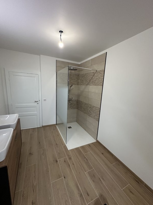 Vue d'ensemble salle de bain rénovée